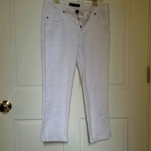 1822 White skinny mid-rise capri jeans. Size 4